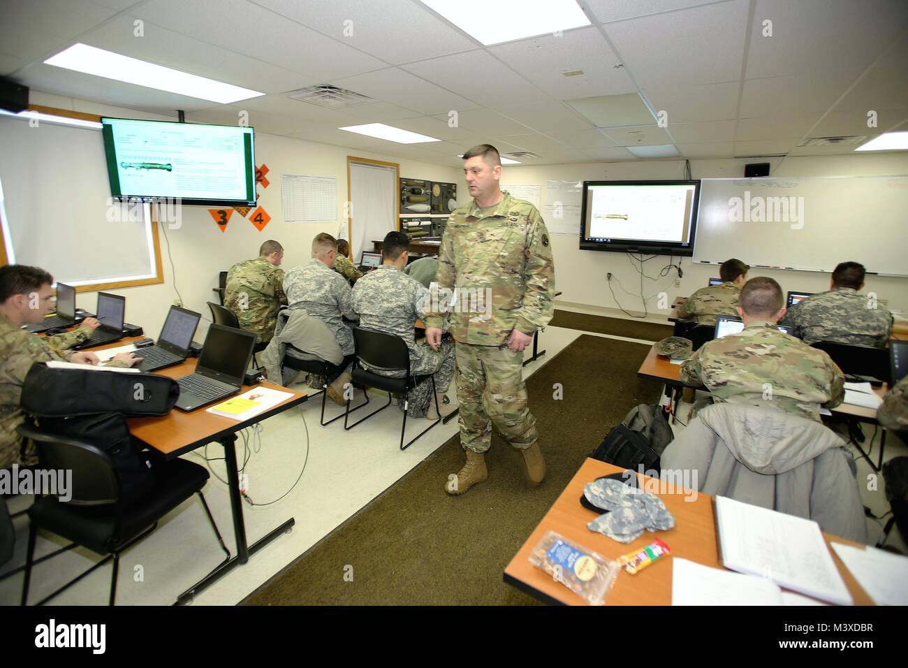 Kursleiter Sgt. 1. Klasse Jeremy VanStreain mit dem 13 Bataillon Regiment, 100 Schüler in der 89 B Munition liefern Kurs lehrt am 31.01.16, 2018, am Fort McCoy, Wis., der 13., 100. Ist ein ordnance Battalion, die für die Soldaten in der Ordnance Wartung militärischen berufliche Fachrichtung (MOS) Serie Schulung und Ausbildung unterstützen. Die Einheit, die im Rahmen der 3 Feuerwehr ausgerichtet, 94th Division des 80 Ausbildung Befehl, hat am Fort McCoy seit etwa 1995. (U.S. Armee Foto von Scott T. Sturkol, Public Affairs Office, Fort McCoy, Wis.) Stockfoto