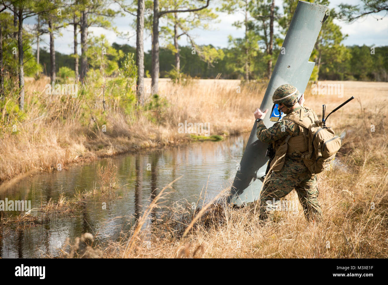 Us Marine Corps. Kapitän Jared D. Shaker, qualifizierter Pilot, mit Waffen Firma, 1.BATAILLON, 6 Marine Regiment, 2d Marine Division, ruft ein, während eine TRAP mission auf Stein Bay, N.C., 31. Januar 2018. Der Zweck einer taktischen Recovery von Flugzeugen und Personal (Trap) ist die Ausrüstung, Personal, Ausrüstung, Reparatur oder Ausrüstung hinter von einem Flugzeug oder Fahrzeug zu zerstören. (U.S. Marine Corps Foto von LCpl. Engel D. Travis) Stockfoto