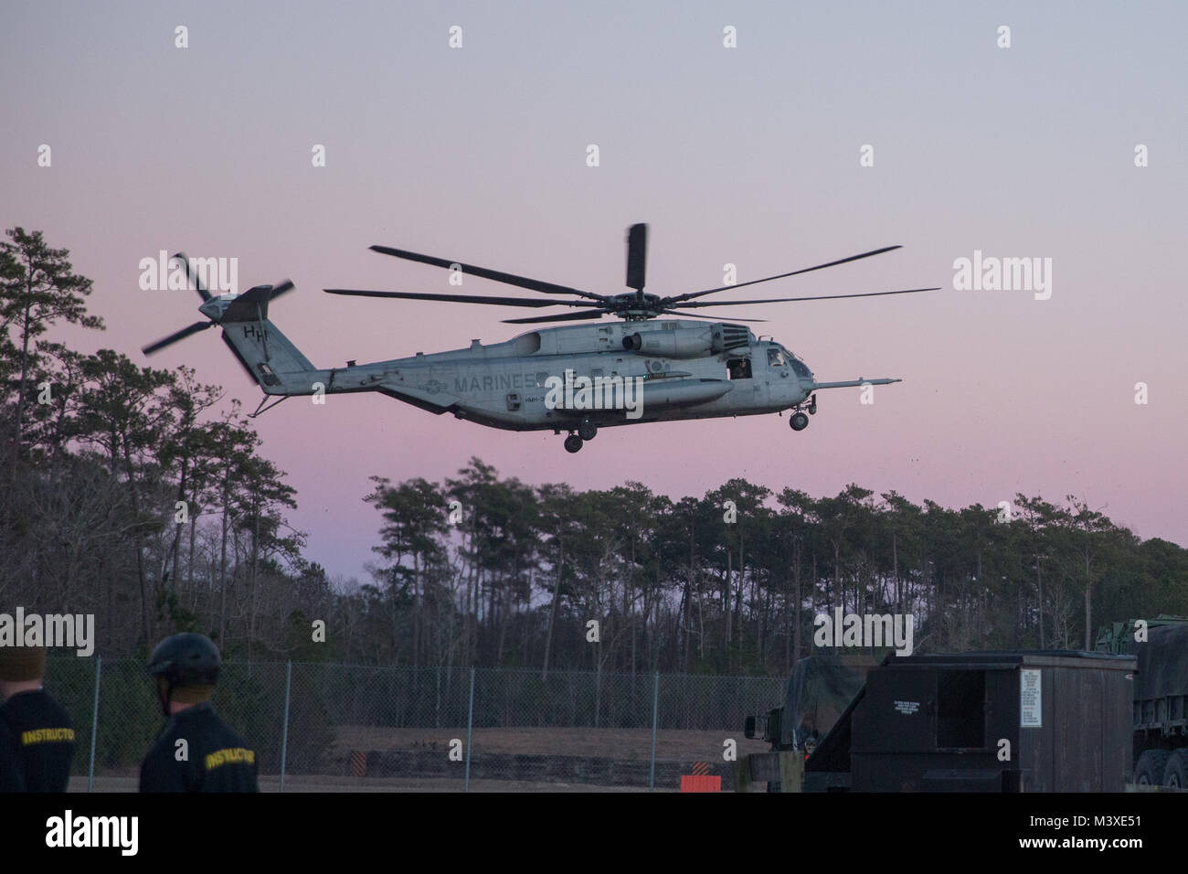 Ein CH-53E Super Stallion mit Marine schweren Helikopter Squadron 366 (HMH-366) bereitet während einer Falle mission auf Stein Bay, N.C., 1. Februar 2018 zu landen. Der Zweck einer taktischen Recovery von Flugzeugen und Personal (Trap) ist die Ausrüstung, Personal, Ausrüstung, Reparatur oder Ausrüstung hinter von einem Flugzeug oder Fahrzeug zu zerstören. (U.S. Marine Corps Foto von LCpl. Engel D. Travis) Stockfoto