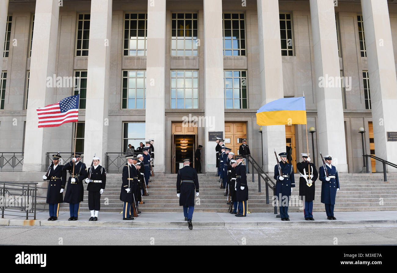 Mitglieder mit der gemeinsamen Streitkräfte Ehrengarde in einem bewaffneten Kräfte Cordon Zeremonie teilnehmen, die von US-Verteidigungsminister James N. Mattis zu Ehren der Verteidigungsminister der Ukraine, Stepan Poltorak, bei seinem Besuch am Eingang des Pentagon in Arlington, Virginia, Feb 2, 2018. (U.S. Armee Foto: Staff Sgt. Brandy N. Mejia) Stockfoto