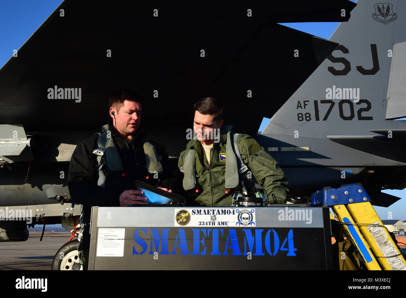 Maj. Wade Maulsby, 334 Fighter Squadron Pilot, und 1. Lt. Mathew Clutts, 334 FS Waffensysteme operator, leiten Sie einen Preflight check auf einem F-15 E Strike Eagle, Feb 5, 2018, bei Seymour Johnson Air Force Base, North Carolina. Maulsby ist die Air Combat Command nominierte für den Oberst James Jabara Award für ordnungsgemäße Flugzeugführung, eine Auszeichnung für eine US Air Force Academy graduate, deren Leistungen überlegene Leistung in Bereichen, die direkt mit der Luft- und Raumfahrt beteiligten Fahrzeuge demonstrieren vorbehalten. (U.S. Air Force Foto von Airman 1st Class Kenneth Boyton) Stockfoto