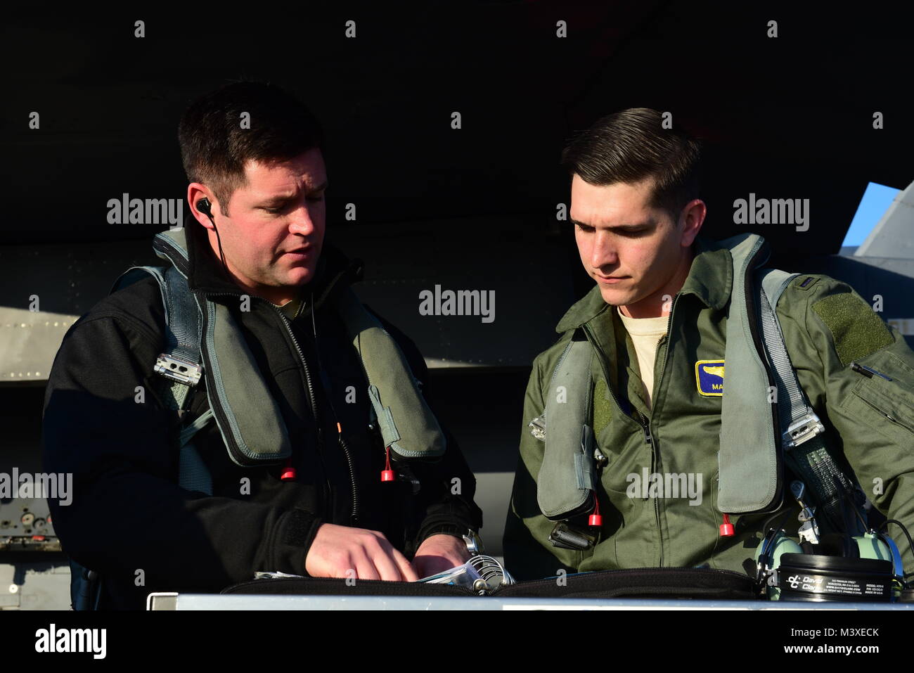 Maj. Wade Maulsby, 334 Fighter Squadron Pilot, und 1. Lt. Mathew Clutts, 334 FS Waffensysteme operator, leiten Sie einen Preflight check auf einem F-15 E Strike Eagle, Feb 5, 2018, bei Seymour Johnson Air Force Base, North Carolina. Maulsby ist die Air Combat Command nominierte für den Oberst James Jabara Award für ordnungsgemäße Flugzeugführung, eine Auszeichnung für eine US Air Force Academy graduate, deren Leistungen überlegene Leistung in Bereichen, die direkt mit der Luft- und Raumfahrt beteiligten Fahrzeuge demonstrieren vorbehalten. (U.S. Air Force Foto von Airman 1st Class Kenneth Boyton) Stockfoto