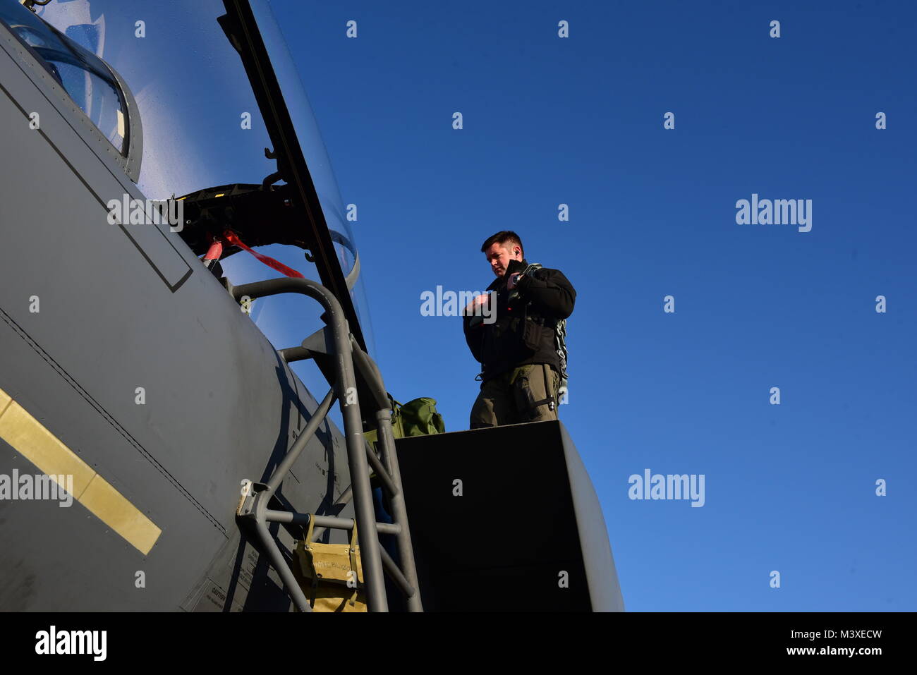 Maj. Wade Maulsby, 334 Fighter Squadron Pilot, und 1. Lt. Mathew Clutts, 334 FS Waffensysteme operator, leiten Sie einen Preflight check auf einem F-15 E Strike Eagle, Feb 5, 2018, bei Seymour Johnson Air Force Base, North Carolina. Maulsby ist die Air Combat Command nominierte für den Oberst James Jabara Award für ordnungsgemäße Flugzeugführung, eine Auszeichnung für eine US Air Force Academy graduate, deren Leistungen überlegene Leistung in Bereichen, die direkt mit der Luft- und Raumfahrt beteiligten Fahrzeuge demonstrieren vorbehalten. (U.S. Air Force Foto von Airman 1st Class Kenneth Boyton) Stockfoto