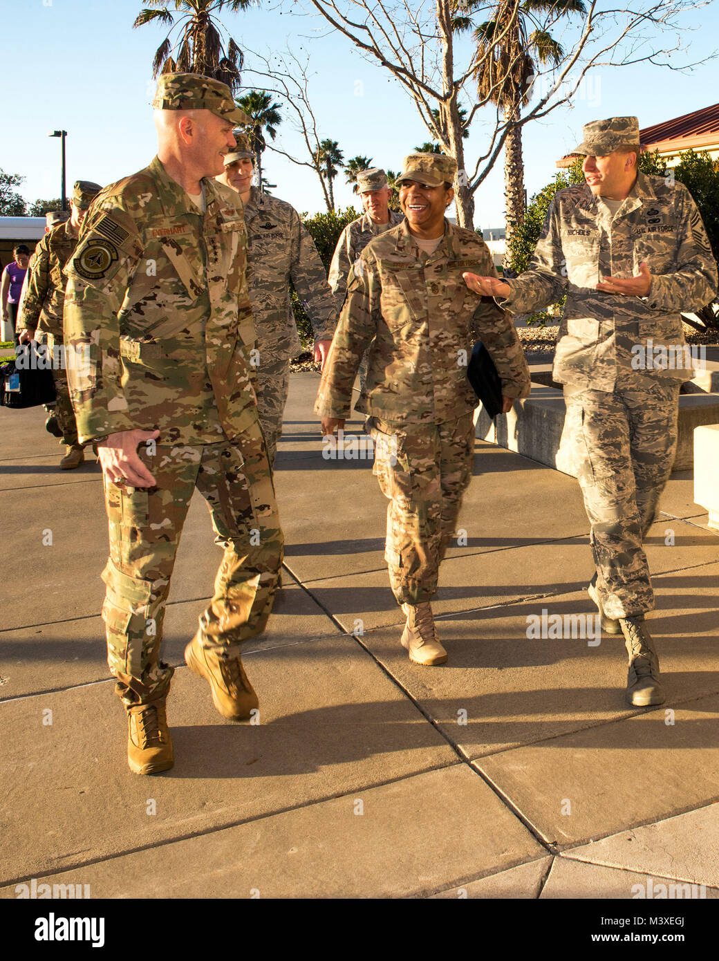 Von links, US Air Force General Carlton D. Everhart II, Air Mobility Command Commander, Command Chief Master Sgt. Shelina Frey, Air Mobility Command und Command Chief Master Sgt. Steve Nichols, 60th Air Mobility Wing zu Fuß in das Delta breeze Club bei Travis Air Force Base, Calif., Feb 6, 2018. Everhart und Frey gestoppt bei Travis während einer Gas- und gehen und besuchten die en route Patienten Staging System und Phoenix Funken Lab, ein Programm, das von Everhart II gechartert, AMC Flieger auf allen Ebenen Wege, Wege zur Modernisierung der Luftwaffe (US-innovative. Air Force Foto von Louis Bri Stockfoto