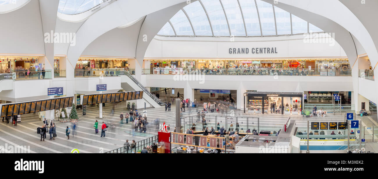 Panorama der Birmingham New Street Station vom Grand Central Shopping Centre, im Herzen der Stadt Birmingham Stockfoto