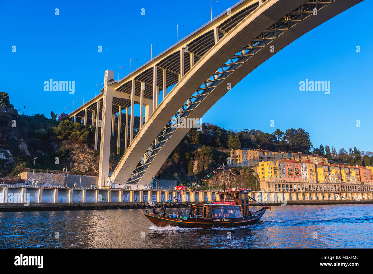 Arrabida Brücke über den Fluss Douro zwischen Porto und Vila Nova de Gaia in Norte Region von Portugal Stockfoto