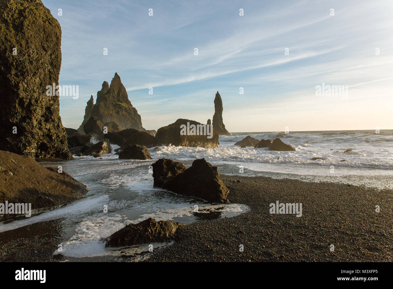 Strand Reynisfjara in der Nähe des Dorfes Vik an der Südküste Islands Stockfoto