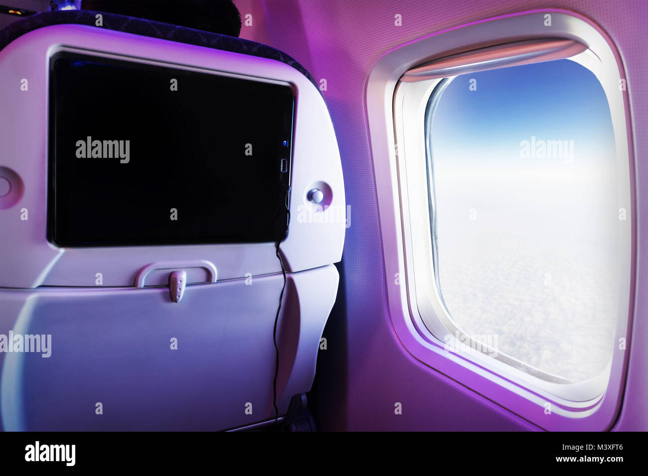 Close-up-LCD-Bildschirm hinten im Flugzeug Technologie für Unterhaltung. Flugzeug sitze mit Bildschirm Monitor Service für Pkw Unterhaltung Stockfoto