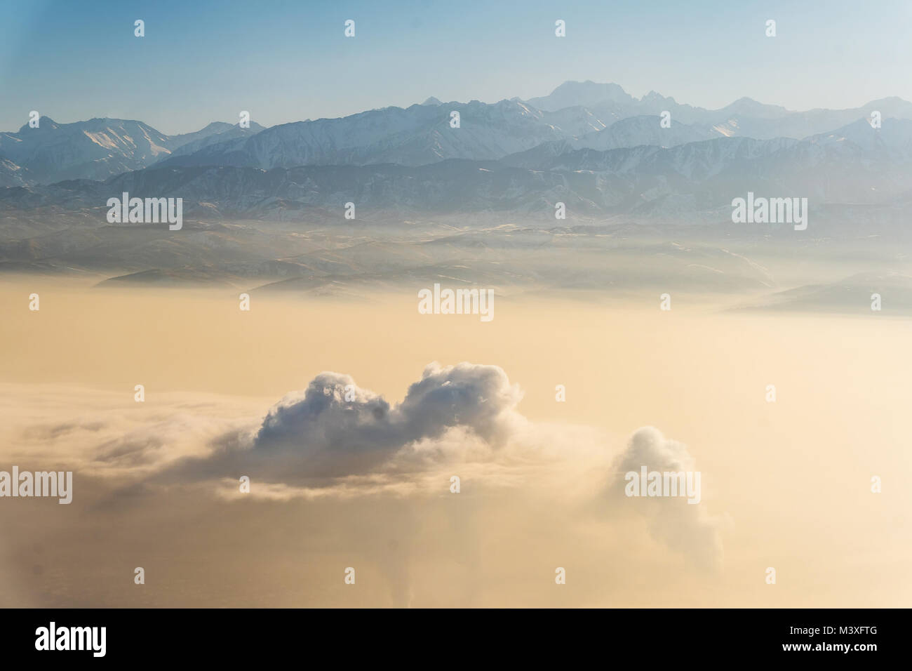 Schöne Winterlandschaft der Berge mit Himmel, Wolken, Instagram Wirkung. Tien Shan. ili Alatau Stockfoto