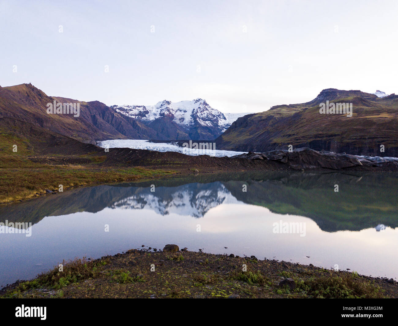 Berge, Gletscher und Gletschersee Morsarlon in den Nationalpark Skaftafell von Island. Landschaft von South Island Sonnenaufgang und Sonnenuntergang Stockfoto