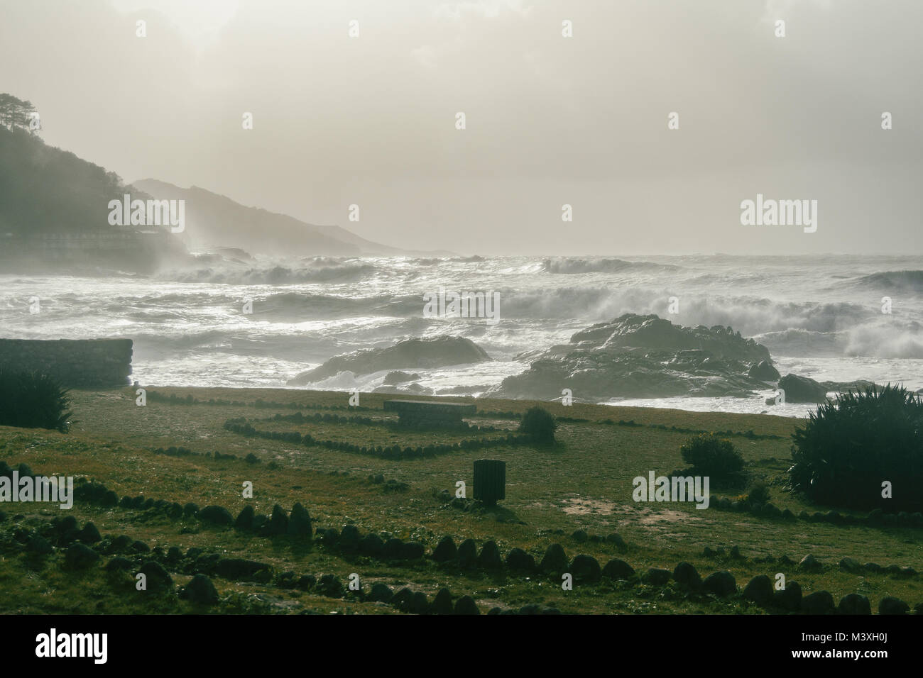 Küste mit schlechtem Wetter und Wellen von Lugo, Galizien, Spanien Stockfoto