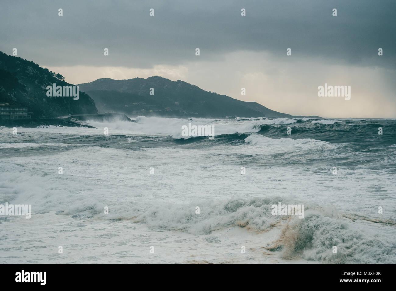 Küste mit schlechtem Wetter und Wellen von Lugo, Galizien, Spanien Stockfoto