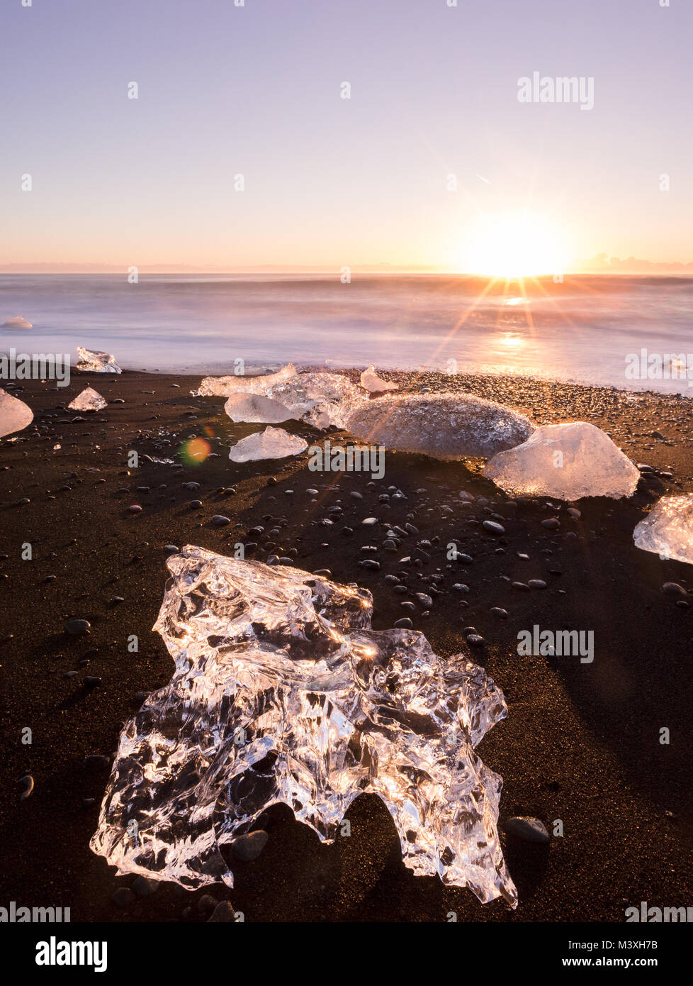 Die Gletscherlagune Jokulsarlon und Eis Strand Diamond Beach Jokulsarlon bei Sonnenaufgang im Süden Islands lagoon Eisberg Stockfoto