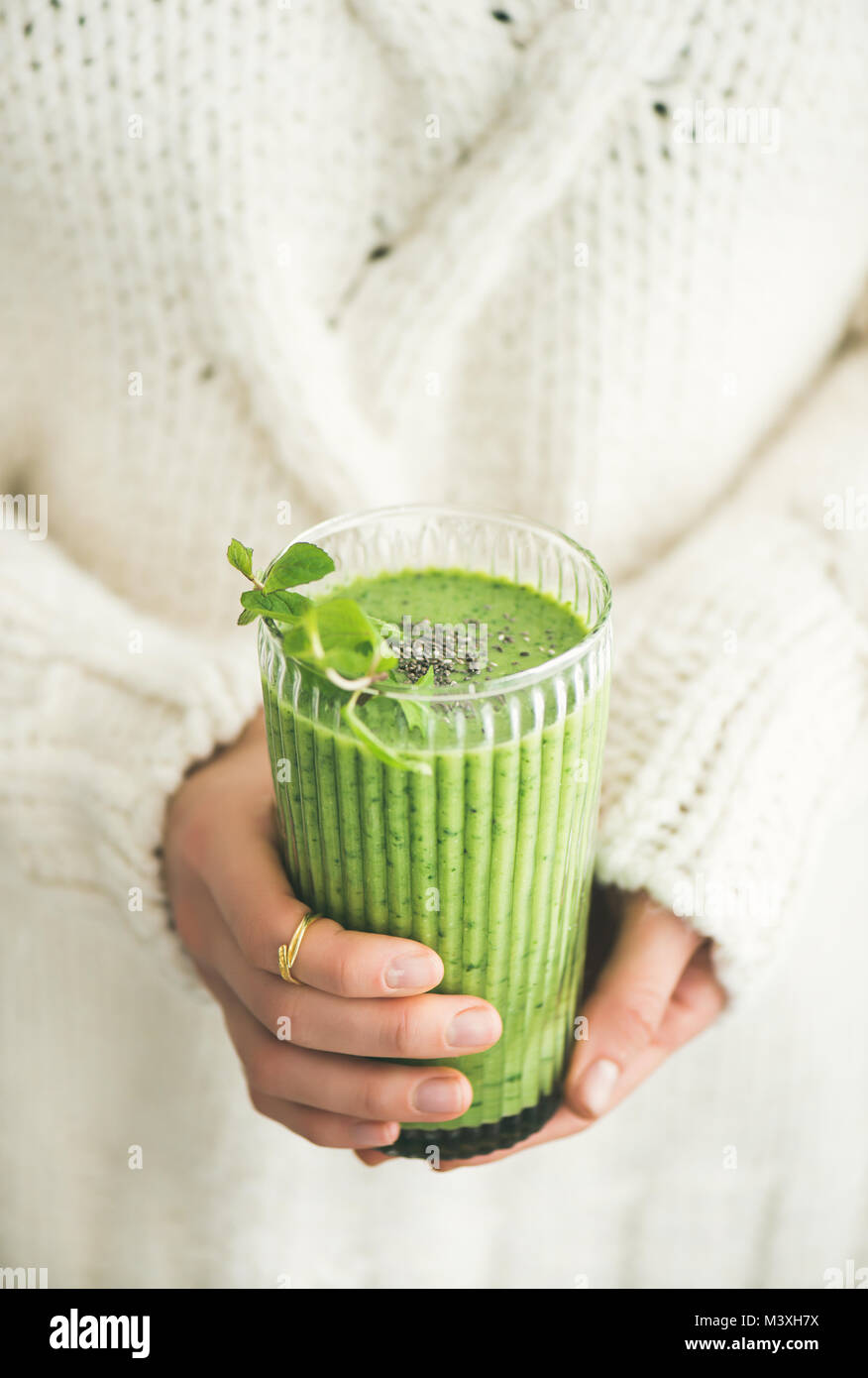 Matcha green vegan Smoothie mit Chia Samen und Minze Stockfoto