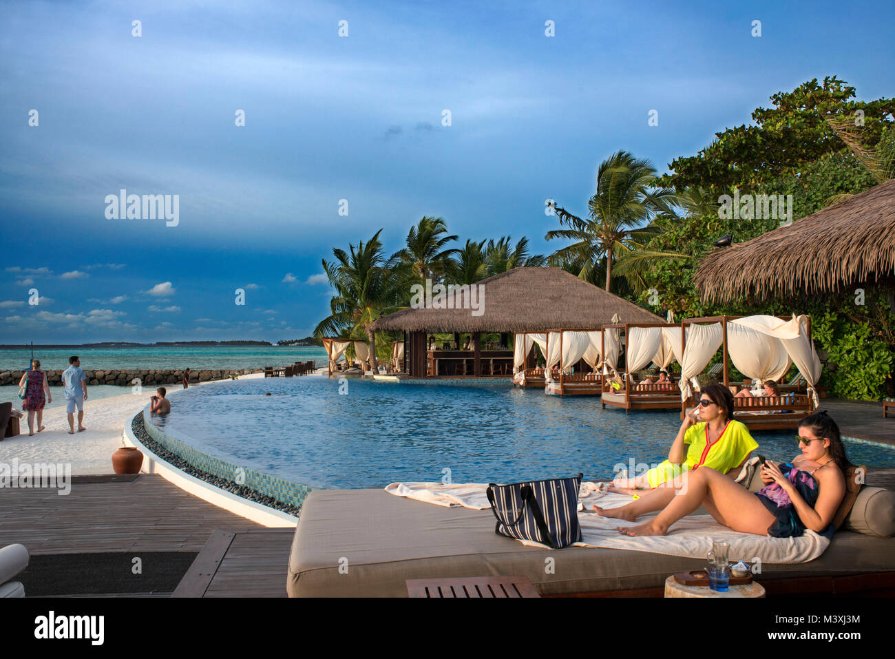 Schwimmbad und Restaurant in der Residenz Hotel und Resort, Gaafu Alifu Atoll. Malediven Inseln. Stockfoto