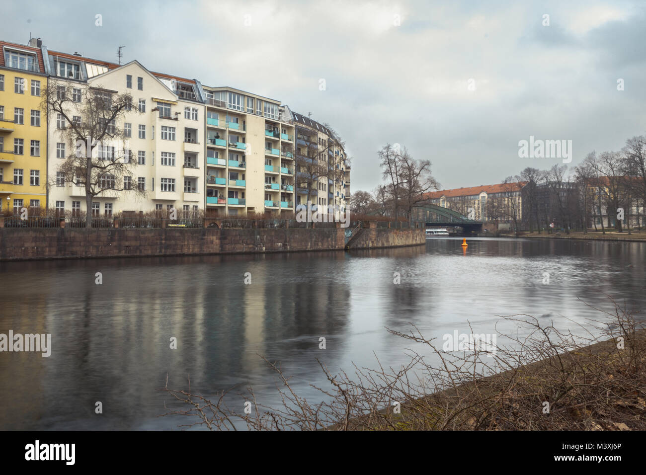 Deutsche Häuser durch einen Fluss in Berlin Stockfoto