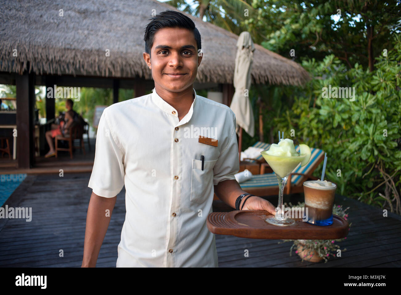 Barkeeper und Cocktail in der Residenz Hotel und Resort, Gaafu Alifu Atoll. Malediven Inseln. Stockfoto