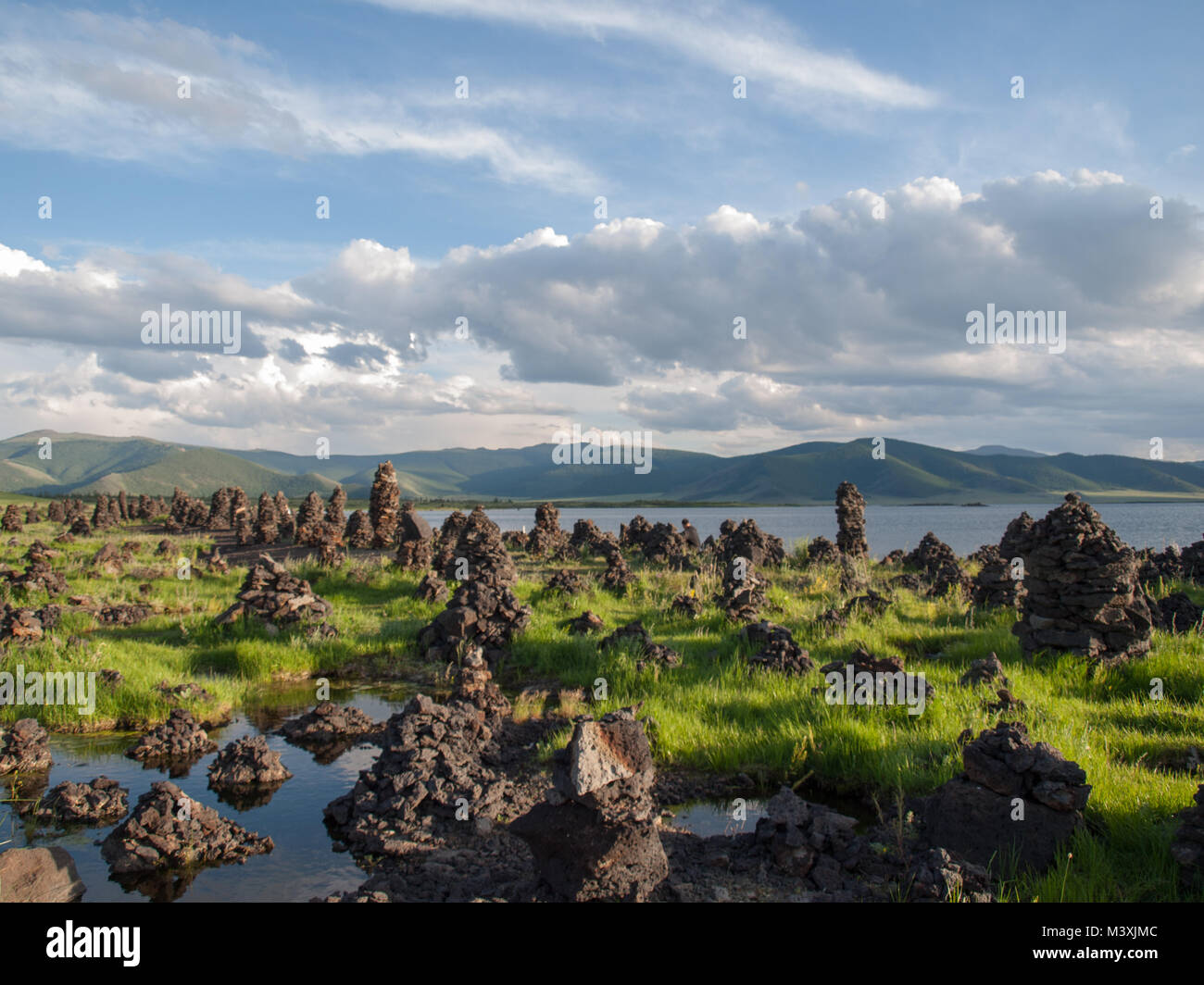 Rocky grüne Landschaft am See von khorgo Vulkan Stockfoto