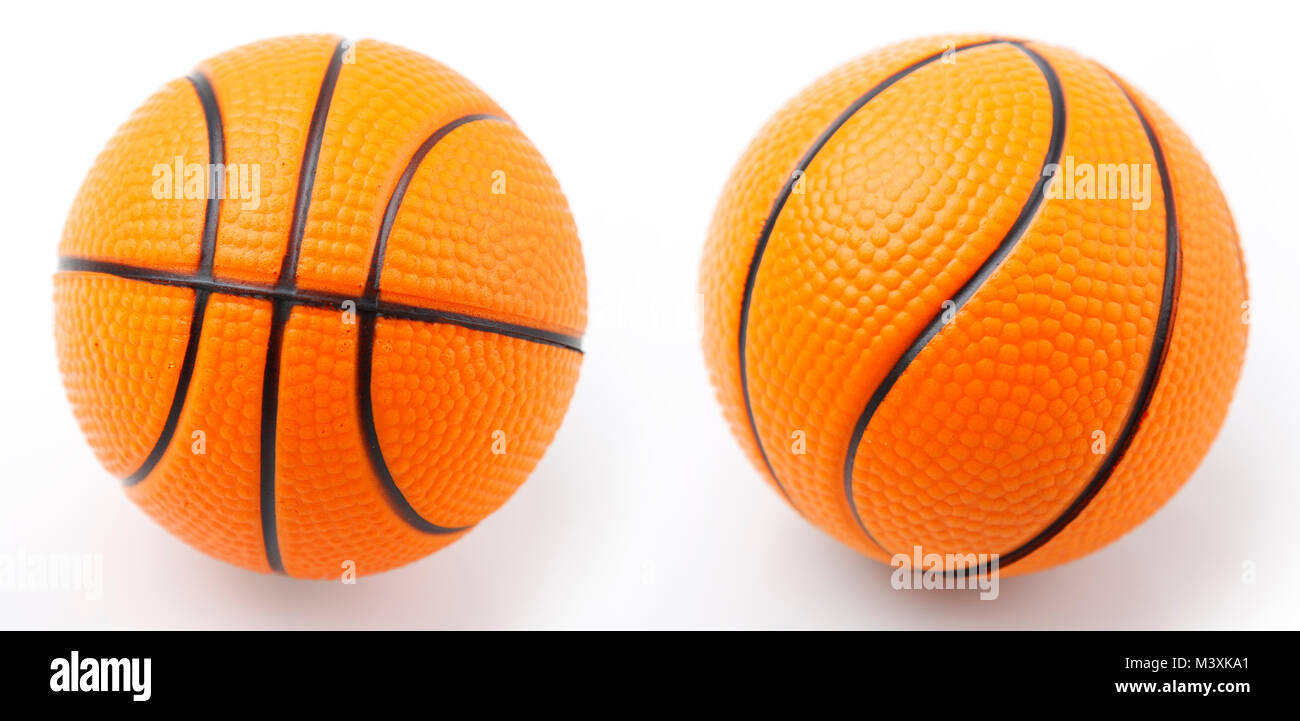 Zwei Basketbälle auf einfarbigen Hintergrund Stockfoto
