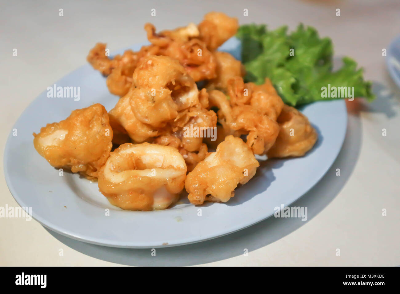 Calamari oder frittierte Tintenfischringe oder knusprige frittierte ...