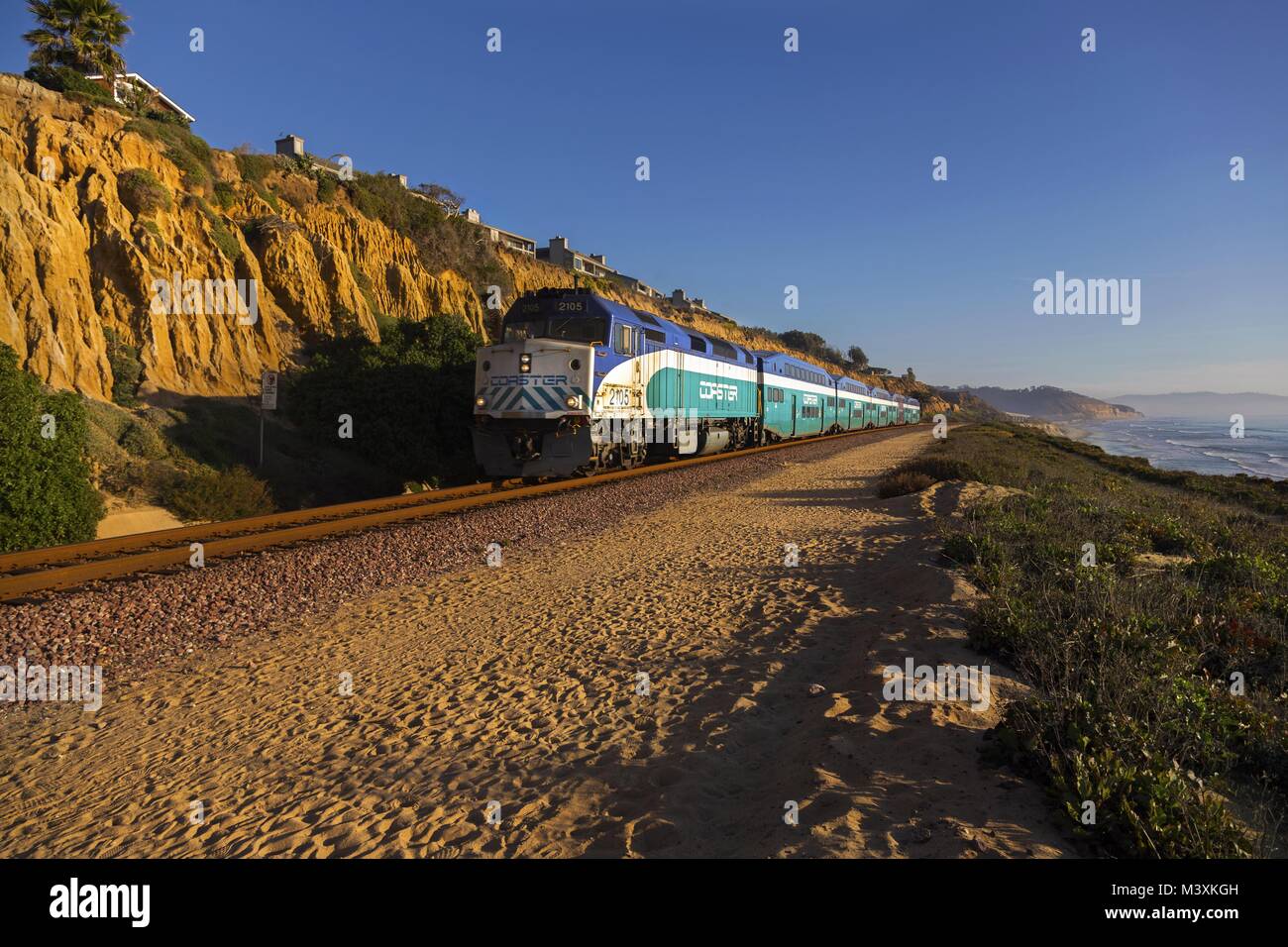 Die Coaster High Speed Commuter Train Railroad Line Northbound Direction Fast Travel Del Mar Heights Pacific Ocean Heights San Diego California Coast Stockfoto