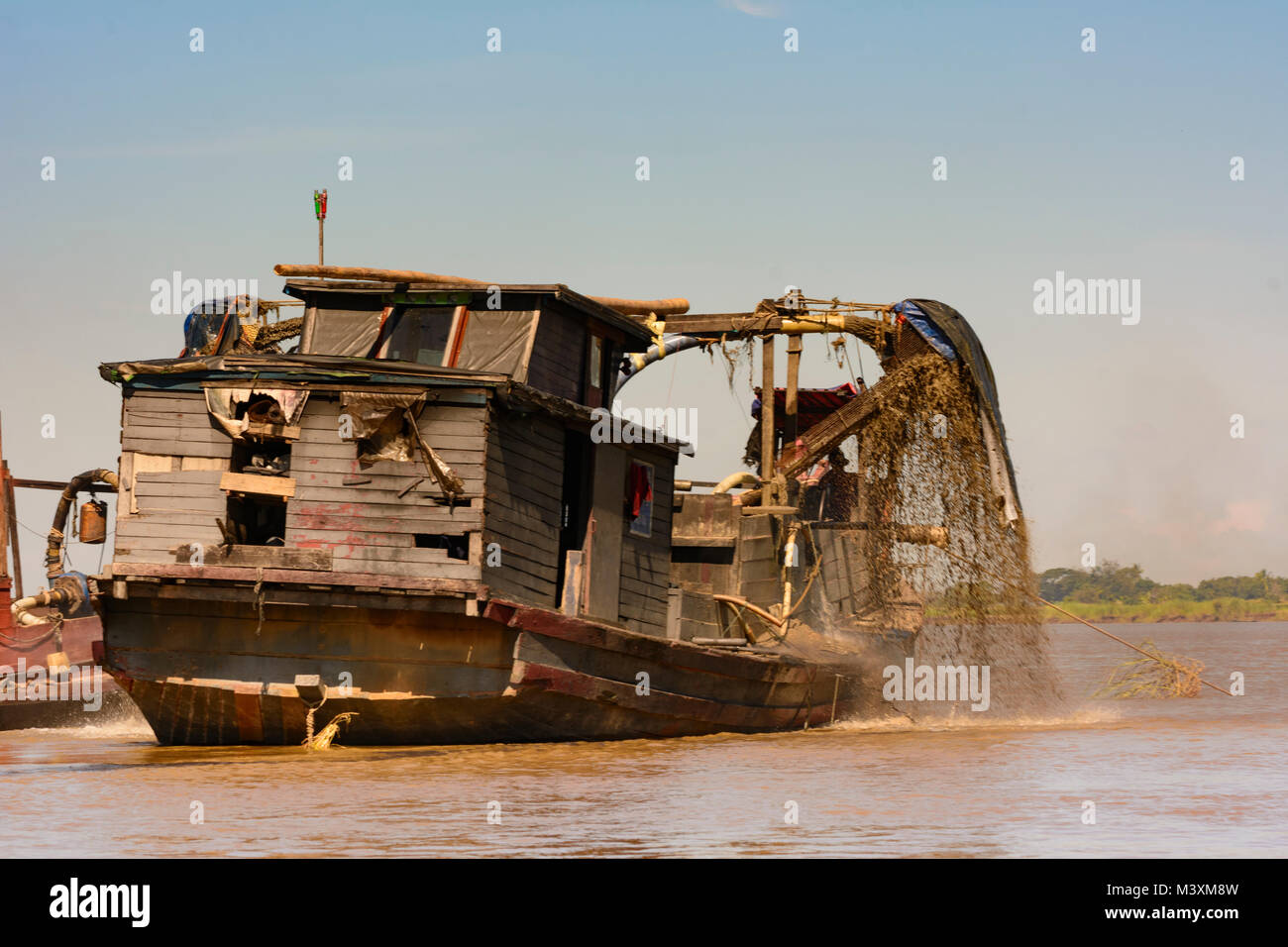 Hpa-An: Fluss bagger Boot auf Thanlwin (Salween) Fluss. Diese sind oft für Gold oder dem sanitärsystem Kiesabbau verwendet.,, Karen (Karen), Myan Stockfoto