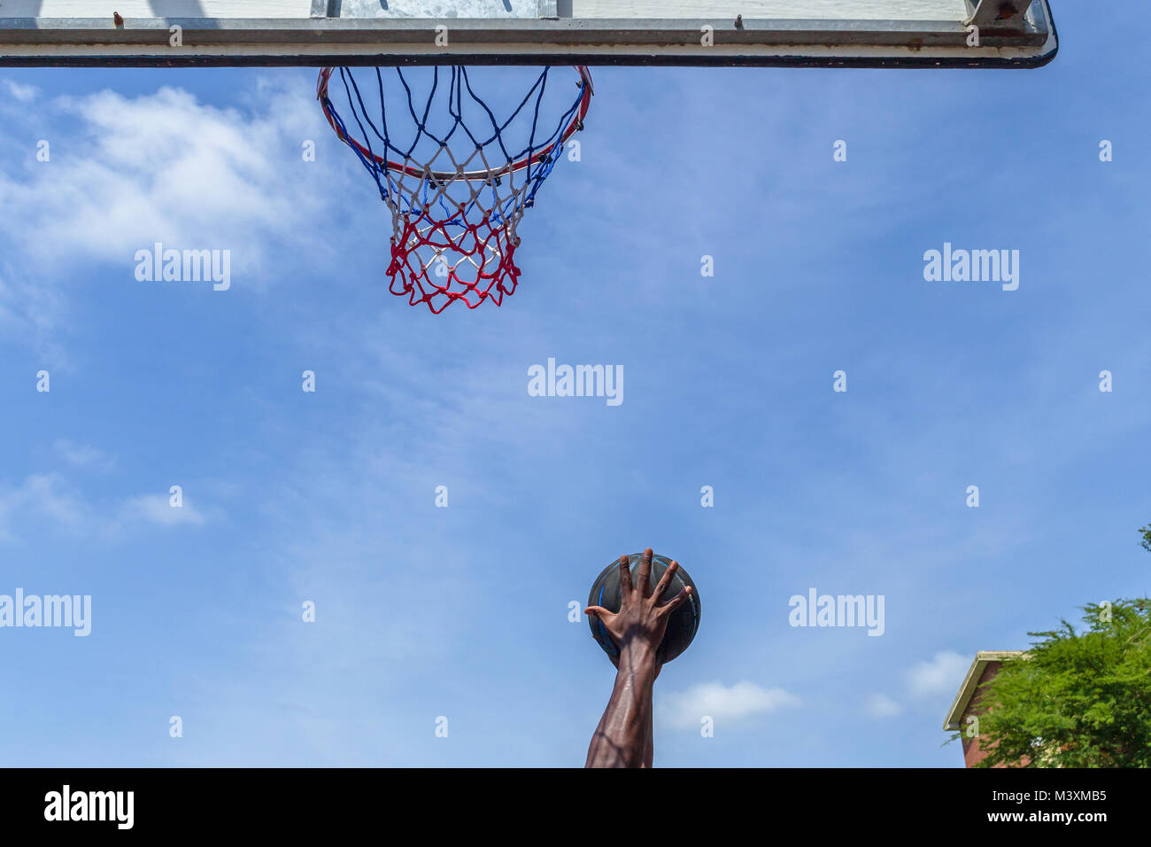 Basketball Aktion Spieler Hand auf die Kugel auf dem Außenplatz board Hoop net closeup abstrakten Foto. Stockfoto