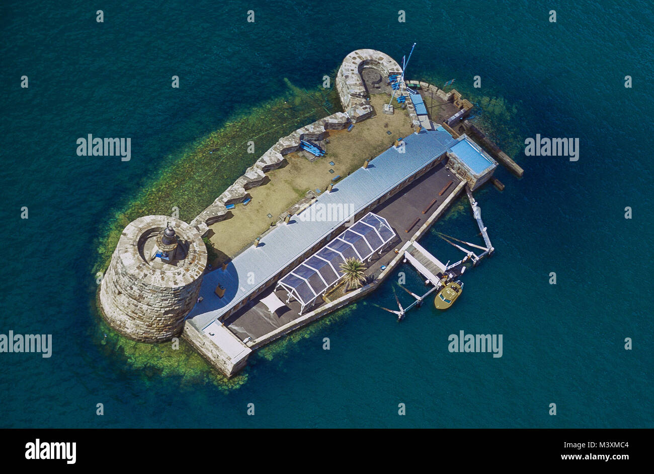 Luftaufnahme von Fort Denison, der ehemalige Sträfling Website im Sydney Hafen, 1 km östlich von Sydney Opera House. Früher als "Pinchgut" genannt, es ist jetzt eine touristische Attraktion. Im Jahre 1900 wurde der Standort eines berüchtigten Streich als Sailor Charles Lightoller, die Insel mit einem Plan Einheimischen zu glauben ein Burenkrieg überfallende Partei zu täuschen gerudert war Sydney angreift. Er hob ein boer Flagge und einer Kanone auf der Insel in Brand gesetzt. Er gab später an den Stunt in einer Autobiographie und ging auf den Untergang der RMS Titanic, an Bord war er Zweiter Offizier und die meisten Senior Officer, um zu überleben, um zu überleben. Stockfoto