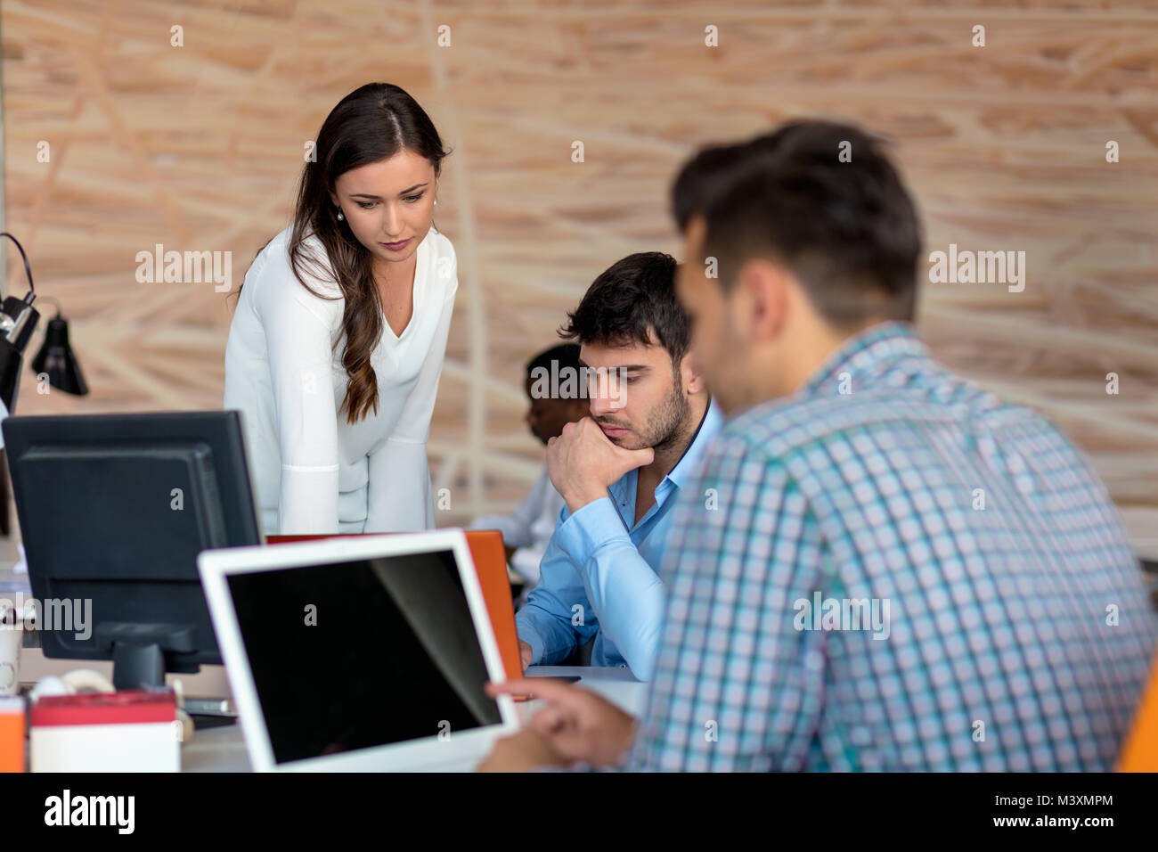 Angenehme junge lächelnde Kollegen diskutieren Projekt in modernen startup Office Stockfoto