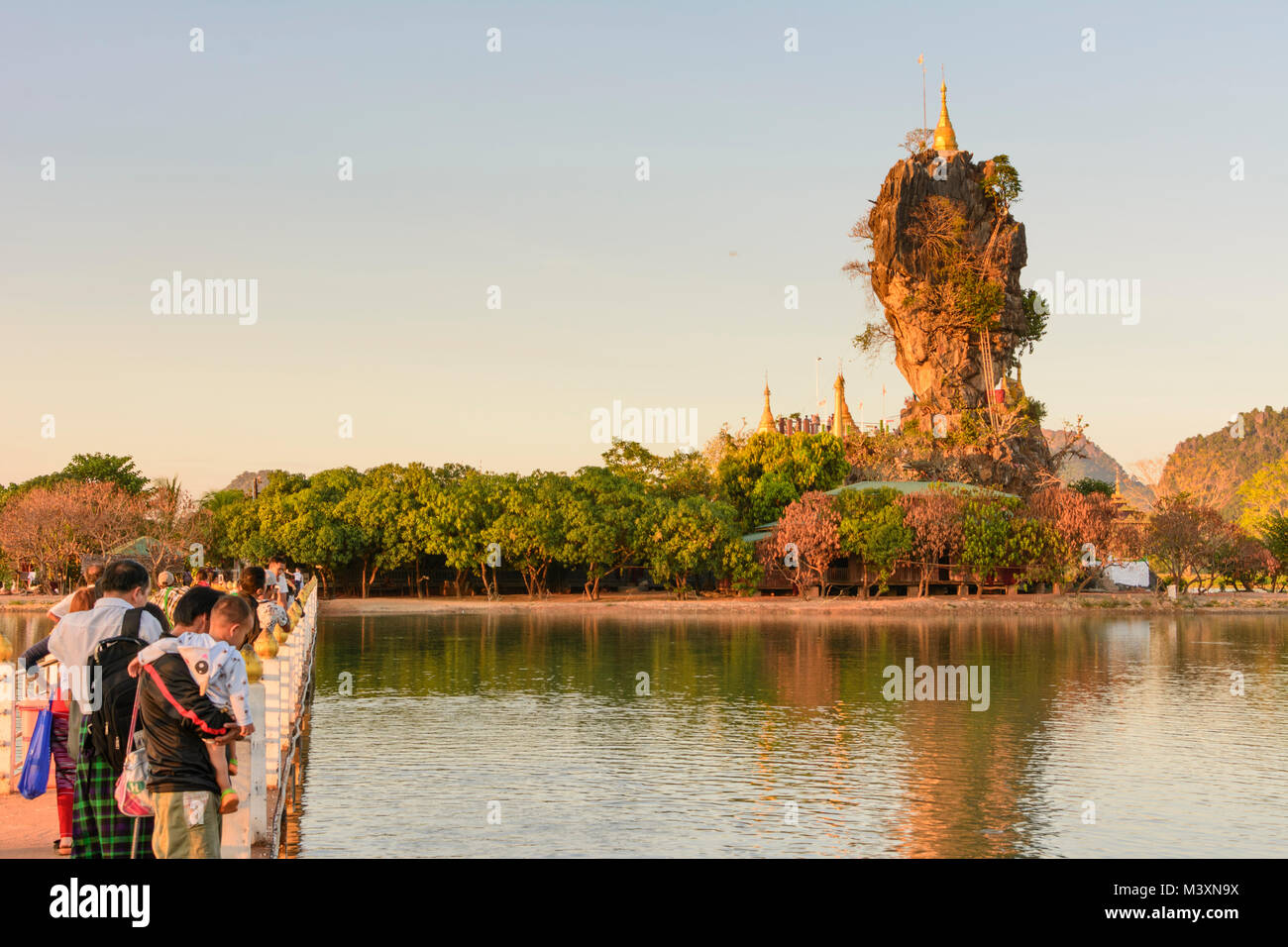 Hpa-An: kyauk Kalap buddhistischen Kloster, Pagode, See,, Karen (Karen), Myanmar (Birma) Stockfoto