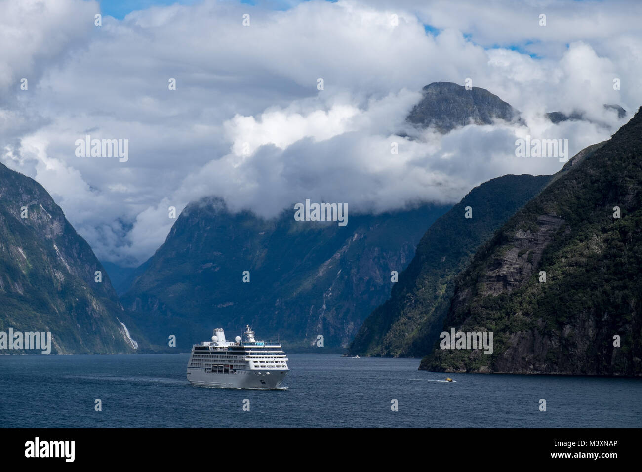 Kreuzfahrt durch den Milford Sound Neuseeland Stockfoto