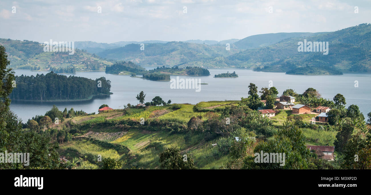 Dorf auf einem Hügel mit Blick auf den Lake Bunyonyi, Uganda. Stockfoto