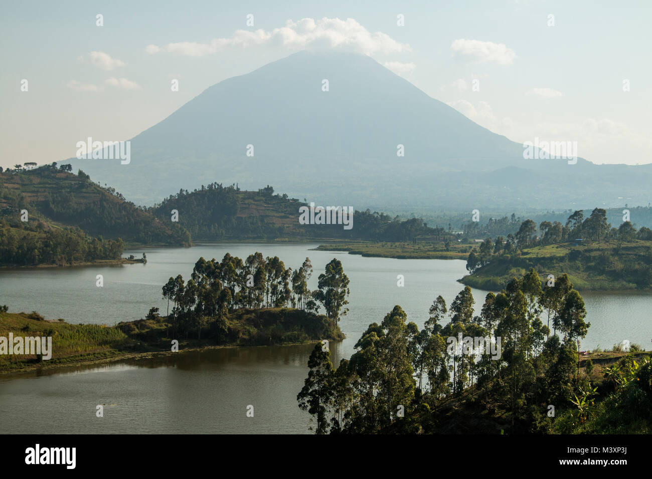 Vulkan und See in Uganda. Stockfoto