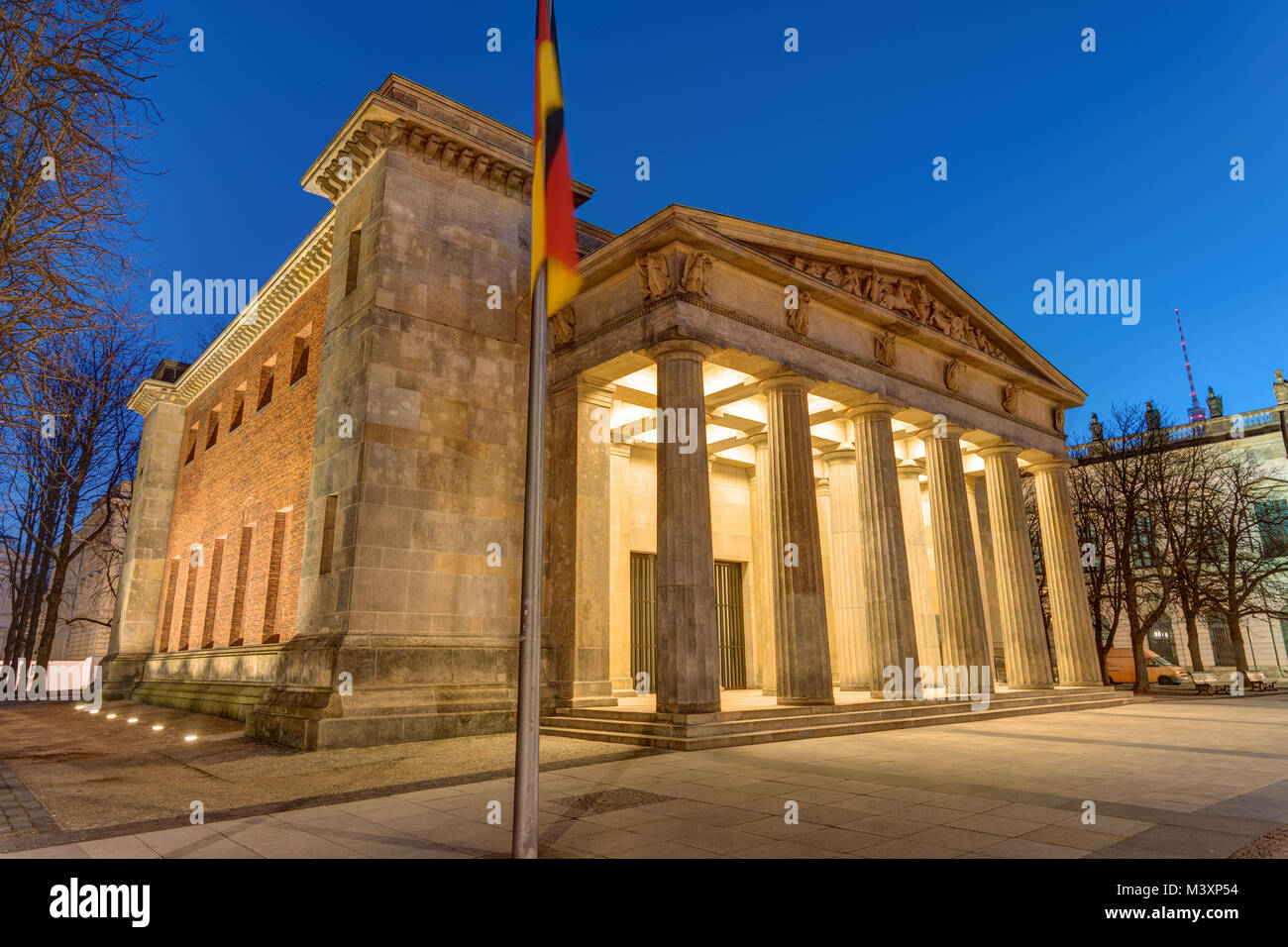 Die Neue Wache in Berlin bei Nacht Stockfoto
