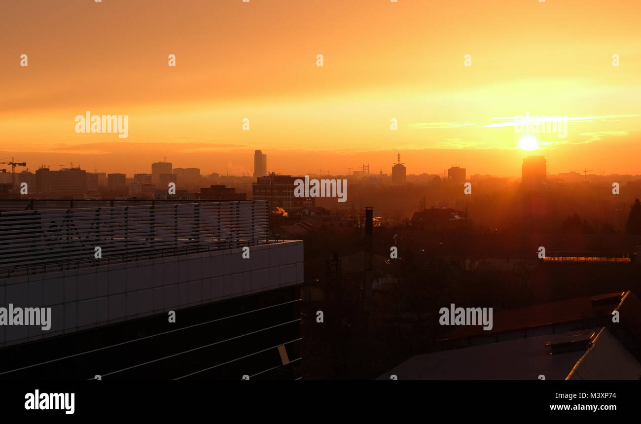 Panoramablick auf die Skyline von Bucharest Pipera in warmen Sonnenuntergang gesehen. Stockfoto