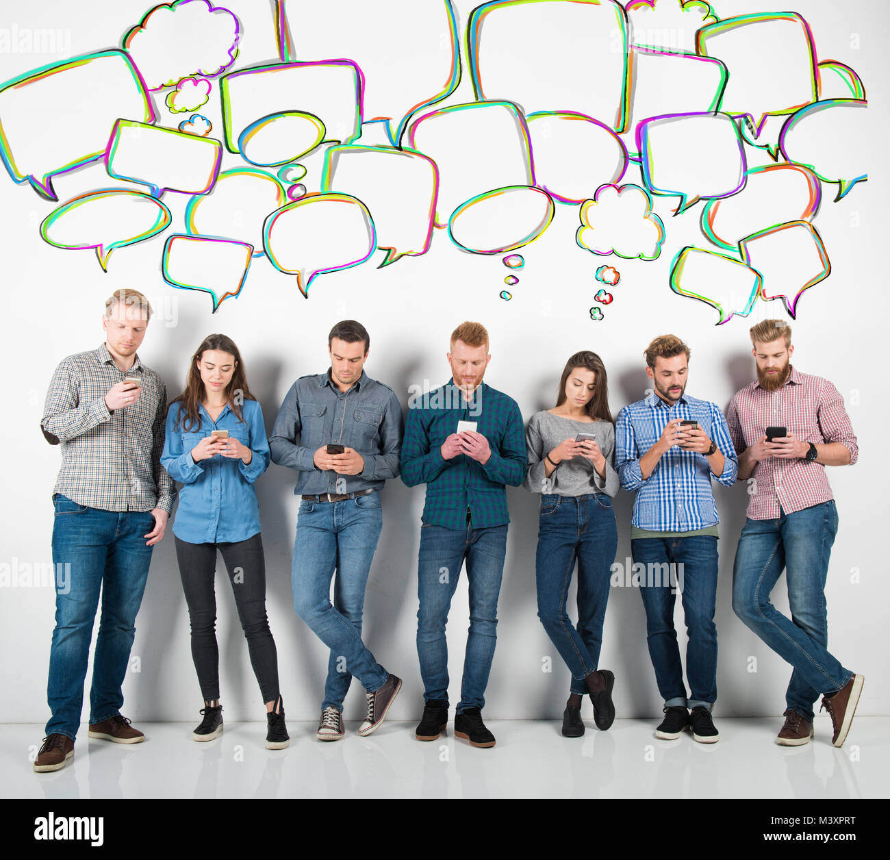 Gruppe von Jungen und Mädchen mit ihren Smartphones angeschlossen. Konzept der Internet und Social Network Stockfoto
