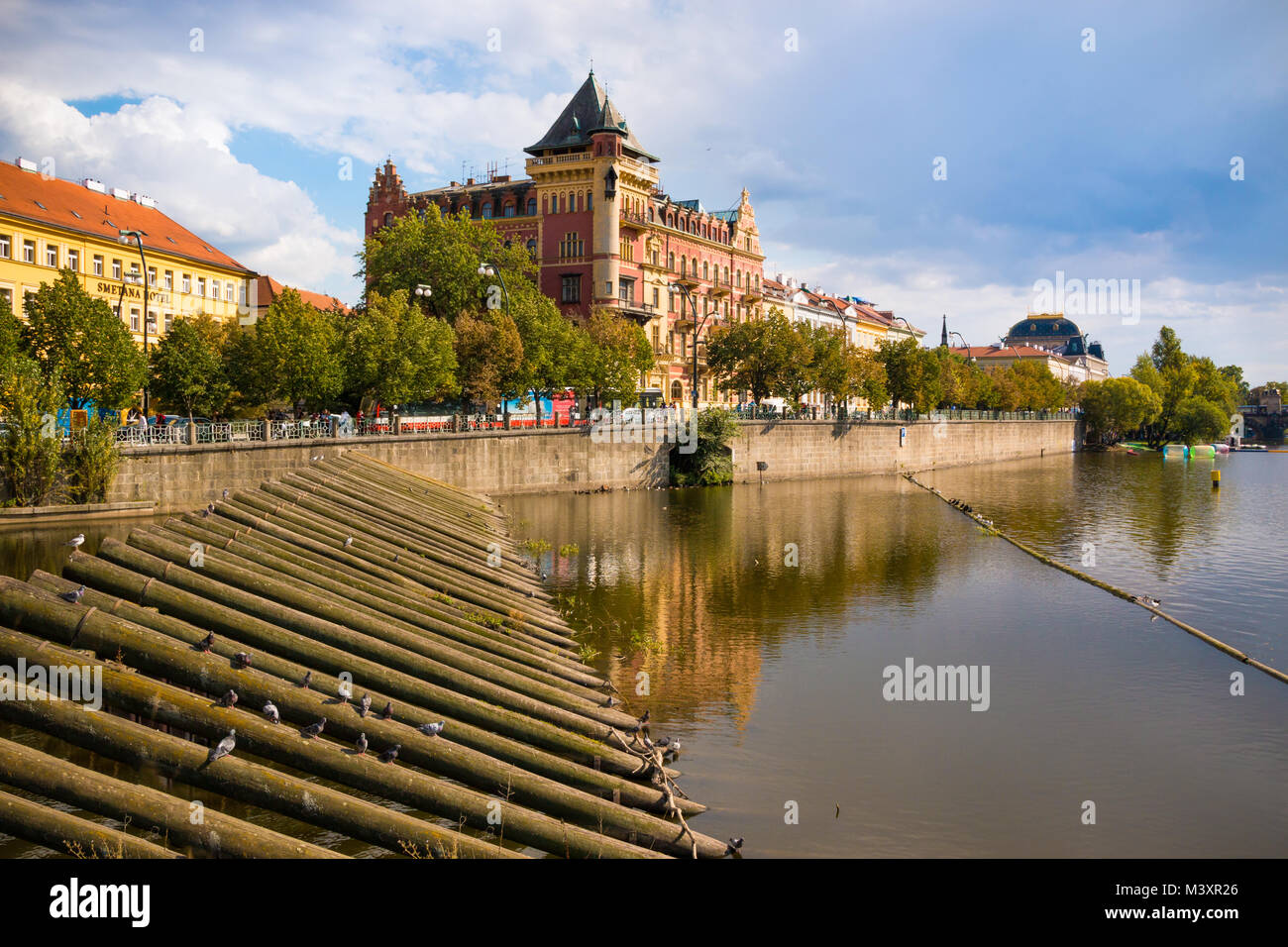 Prag, Tschechische Republik - 4.09.2017: Gebäude auf SMETANOVO NABREZI in der Moldau, Bahndamm in Prag Stockfoto