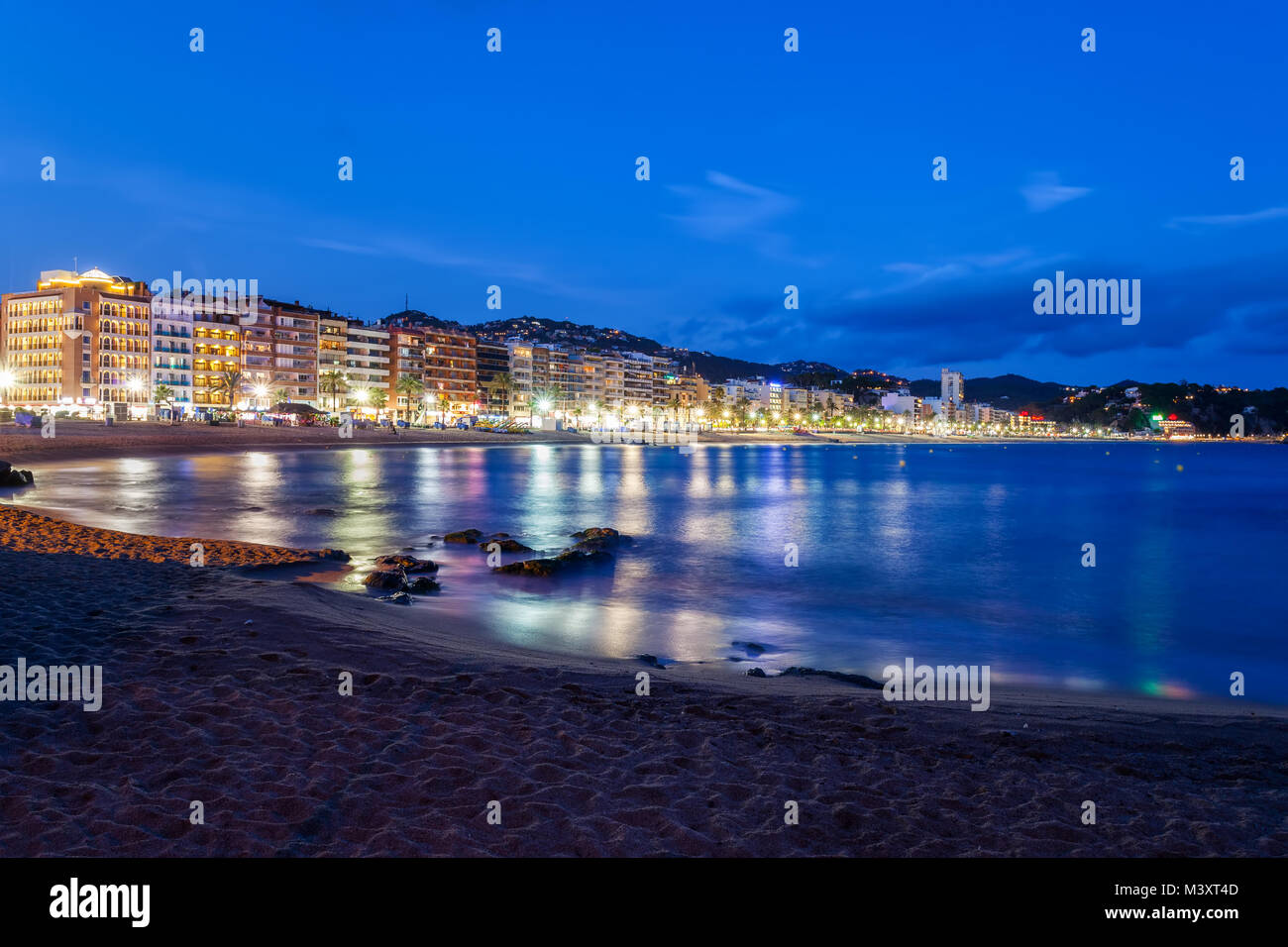 Lloret De Mar Die Stadt Bei Nacht Kustenstadt An Der Costa Brava In Katalonien Region Von Spanien Am Meer Skyline Und Strand Am Mittelmeer Stockfotografie Alamy