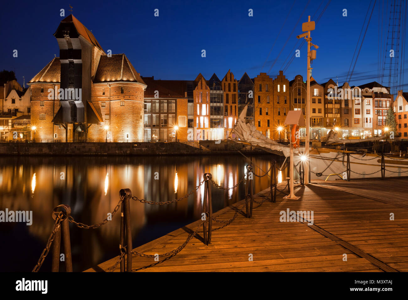 stadt danzig bei nacht in polen altstadt skyline von mottlau waterfront der kran auf der linken seite stockfotografie alamy