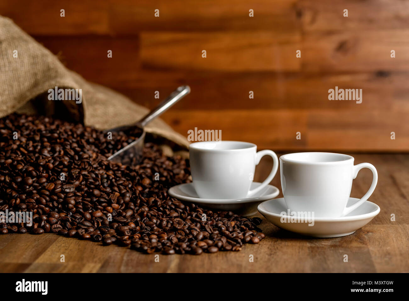 Kaffeetassen und Kaffeebohnen Stockfoto