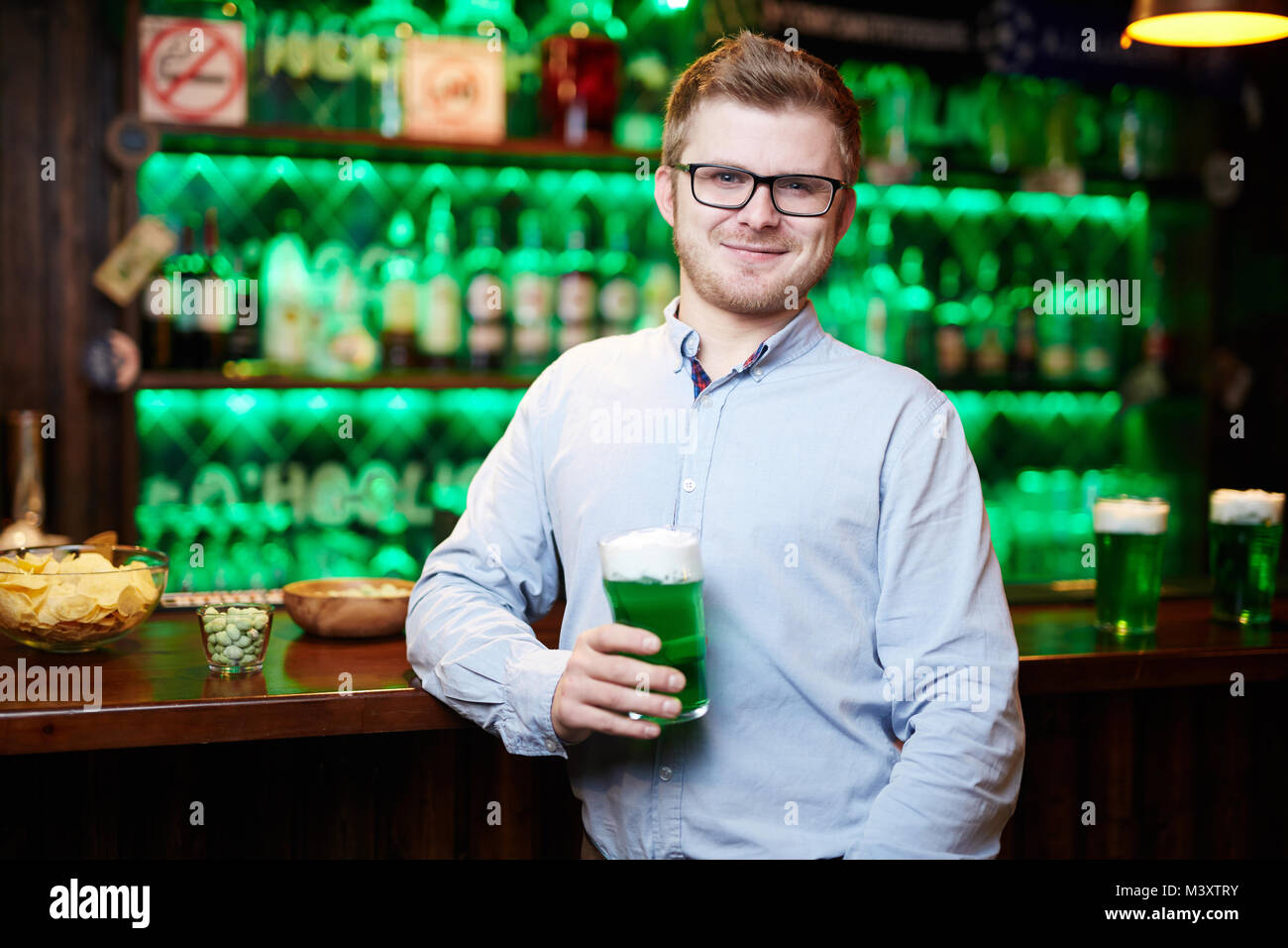 Kerl in Pub Stockfoto