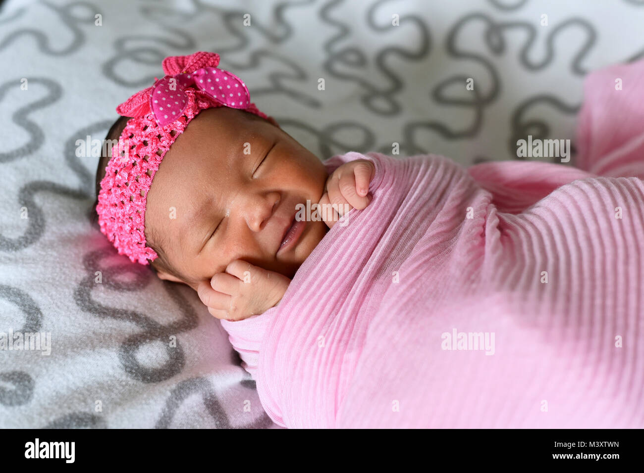Asiatische neugeborenes Baby sleepin in rosa Tuch tragen Kopfband.  Neugeborene und Mutterschaft Konzept Stockfotografie - Alamy