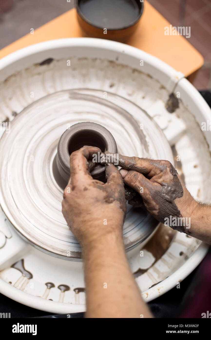 Close up Detailansicht bei einer Künstlerin macht Ton auf einem Drehrad Stockfoto