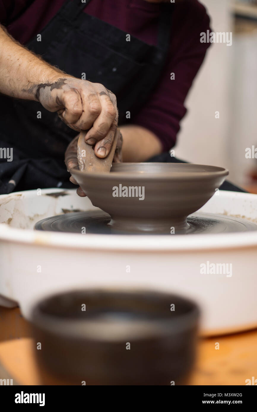 Close up Detailansicht bei einer Künstlerin macht Ton auf einem Drehrad Stockfoto