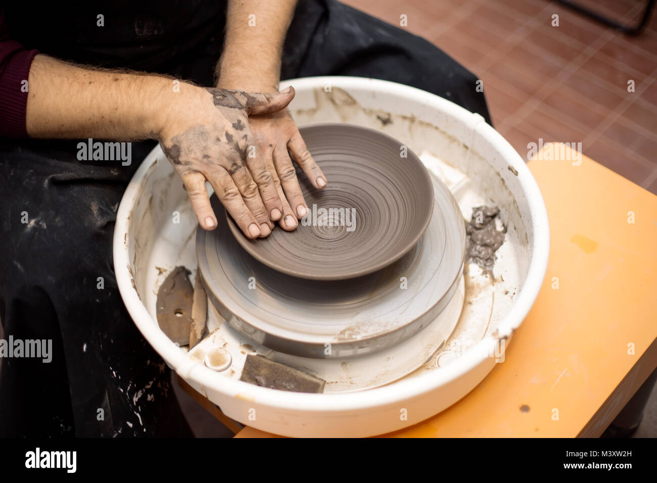 Close up Detailansicht bei einer Künstlerin macht Ton auf einem Drehrad Stockfoto