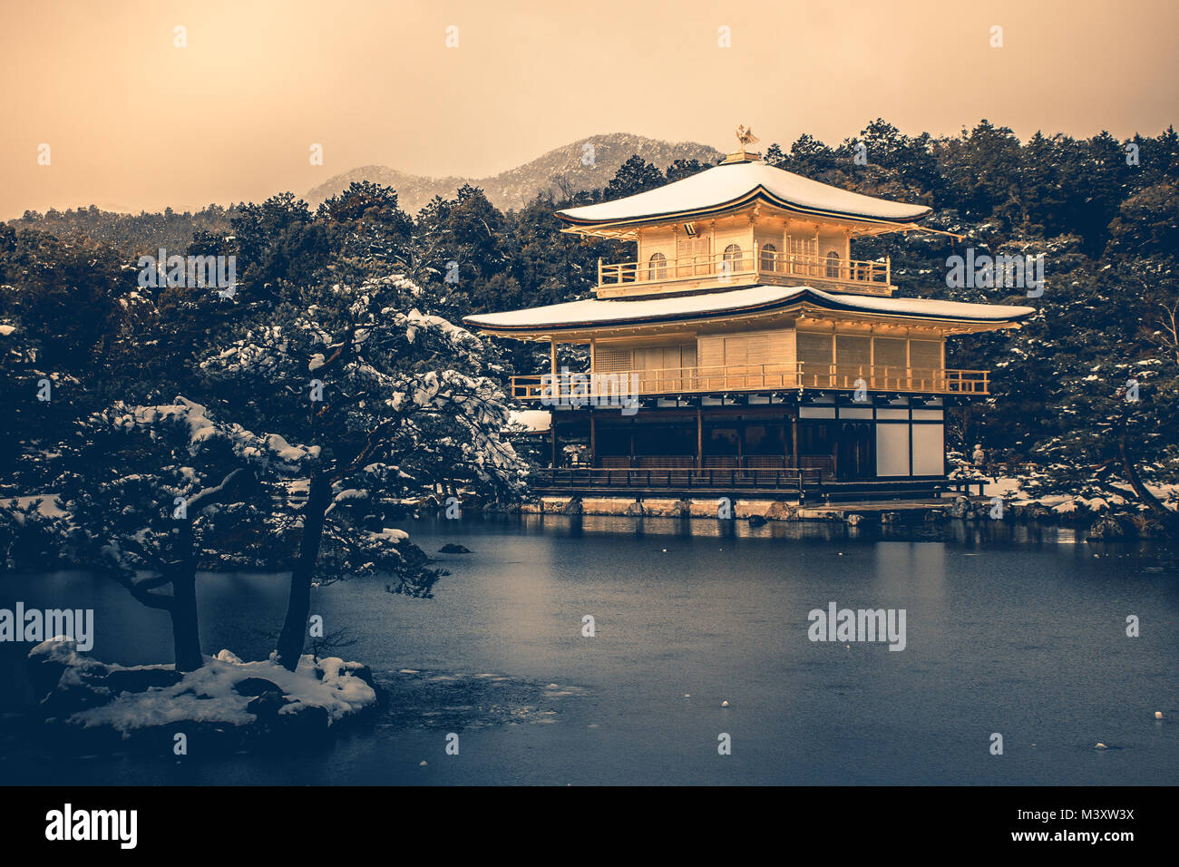 Schönen Winter Saison der Goldene Pavillon Kinkakuji Tempel mit weißen Schnee in Kyoto, Japan, im Vintage Style. Stockfoto