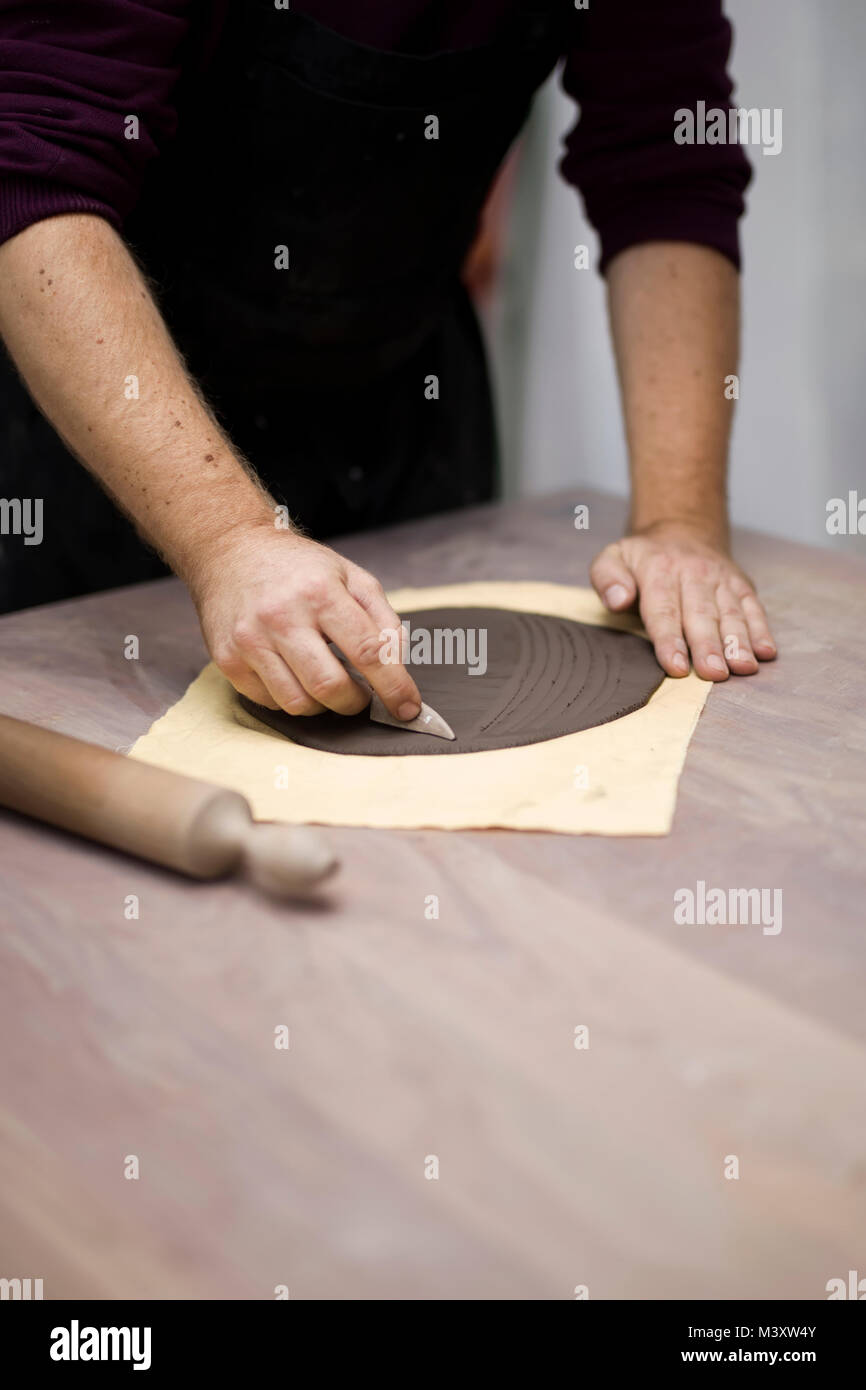 Cllose bis auf qualifizierte Meister Vorbereitung Ton Werkstücke für neue Kreationen Stockfoto