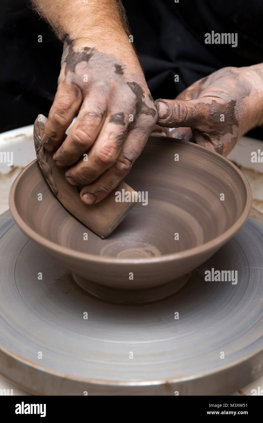 Close up Detailansicht bei einer Künstlerin macht Ton auf einem Drehrad Stockfoto