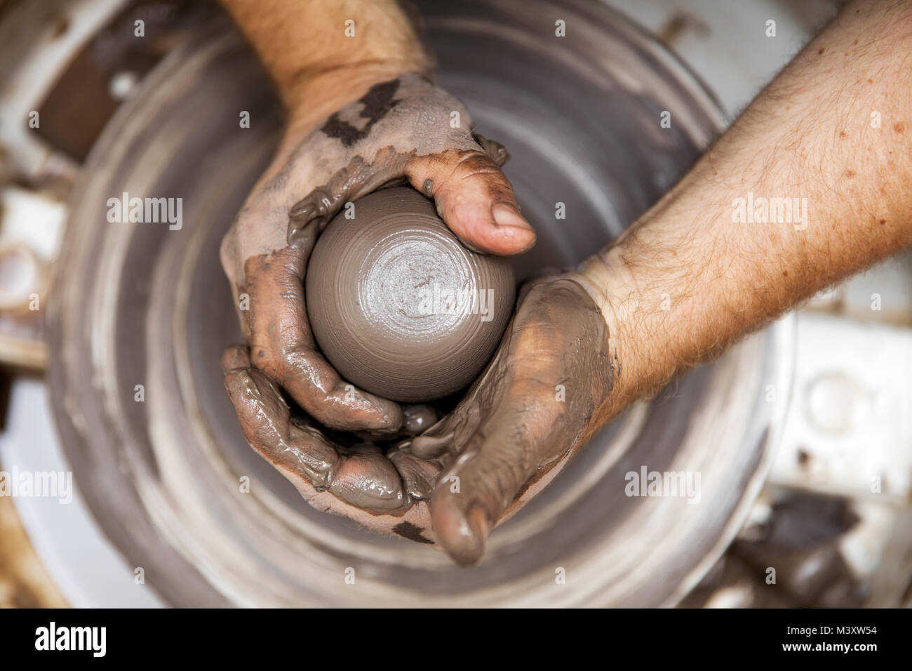 Close up Detailansicht bei einer Künstlerin macht Ton auf einem Drehrad Stockfoto