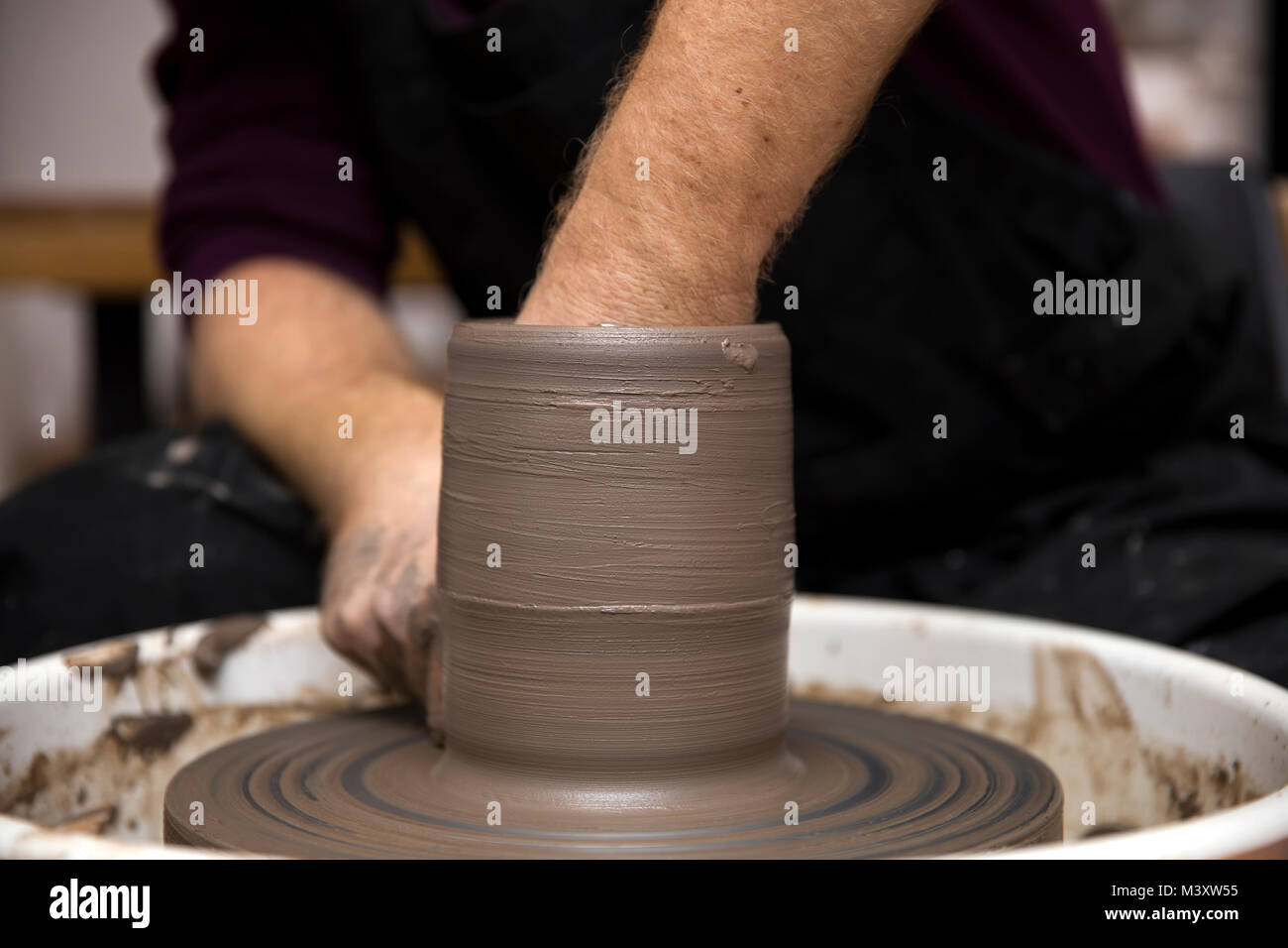 Close up Detailansicht bei einer Künstlerin macht Ton auf einem Drehrad Stockfoto